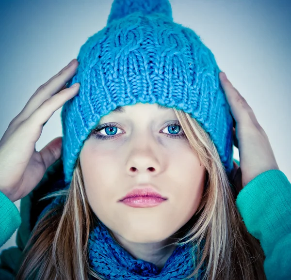 Mooi meisje in de winter kleding — Stockfoto
