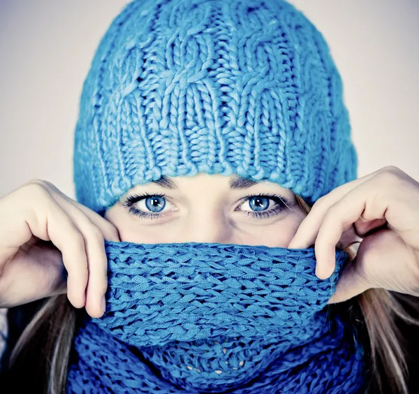 Красивая девушка с шарфом, скрывающим лицо — стоковое фото
