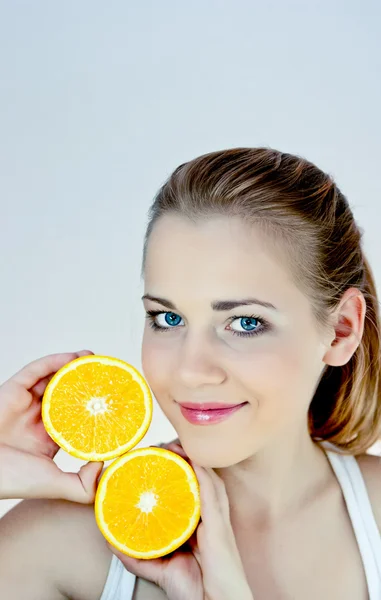 Hermosa chica con naranjas dv — Foto de Stock