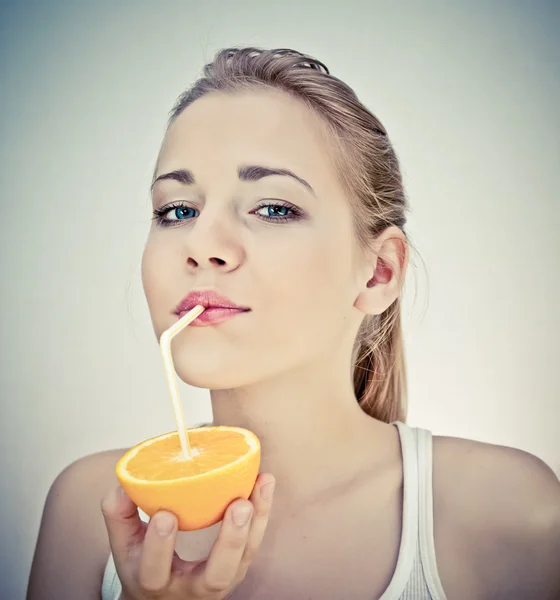 Όμορφο κορίτσι ποτά φυσικό χυμό πορτοκαλιού — Φωτογραφία Αρχείου
