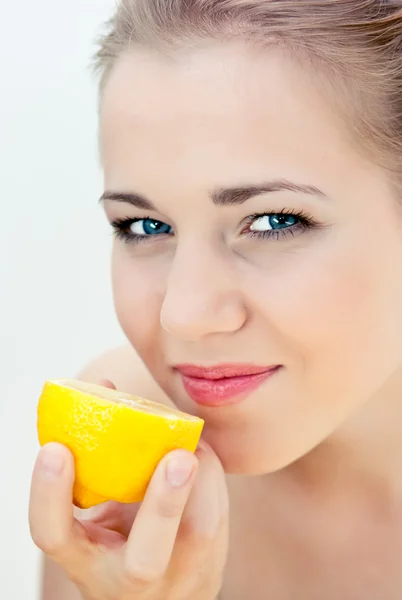 아름 다운 여 자가 먹는 레몬 — 스톡 사진