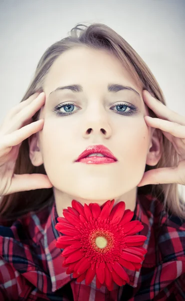 Schönes Porträt einer jungen sexy Frau mit leuchtend roten Blumen — Stockfoto