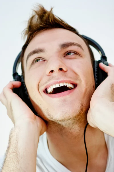 Genç adam müzikten hoşlanıyor. — Stok fotoğraf