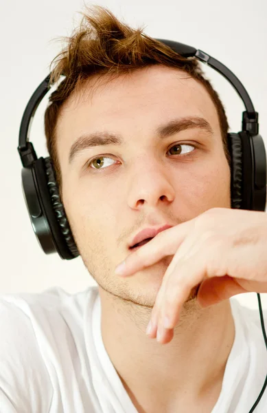 Чоловік з навушниками слухає музику — стокове фото