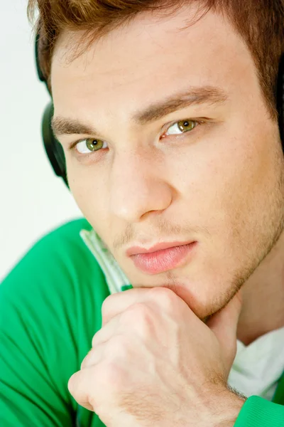 Молодий чоловік слухає музику — стокове фото