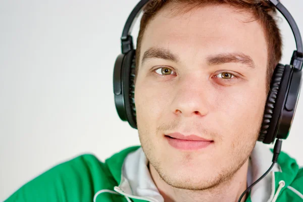 Portrait d'un jeune homme écouter de la musique avec des écouteurs — Photo