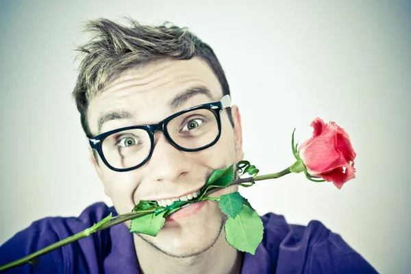 Louco romântico homem com uma rosa — Fotografia de Stock