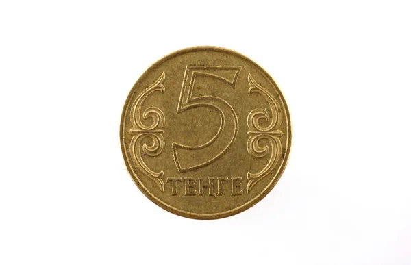 Казахстанские тенговые монеты номиналом 5 тенге, изолированные на белом фоне — стоковое фото