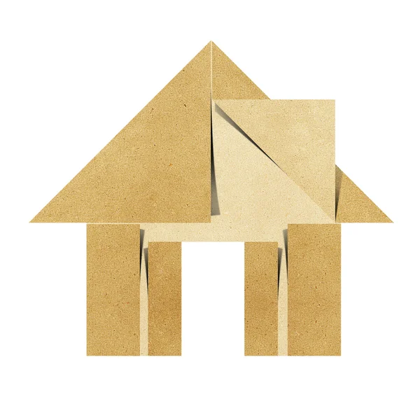 Casa origami papel reciclado sobre fondo blanco —  Fotos de Stock