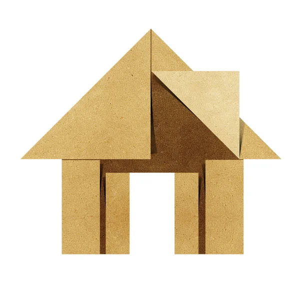 Casa origami papel reciclado sobre fondo blanco — Foto de Stock