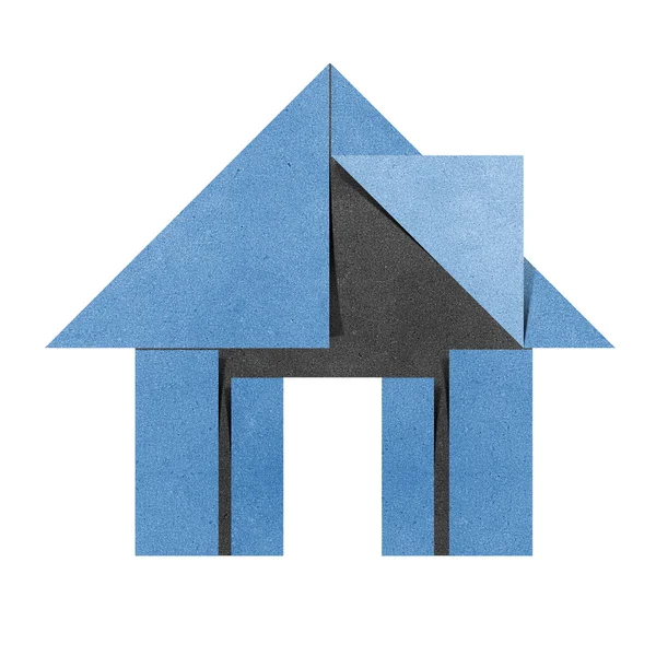 Casa origami papel reciclado sobre fondo blanco —  Fotos de Stock