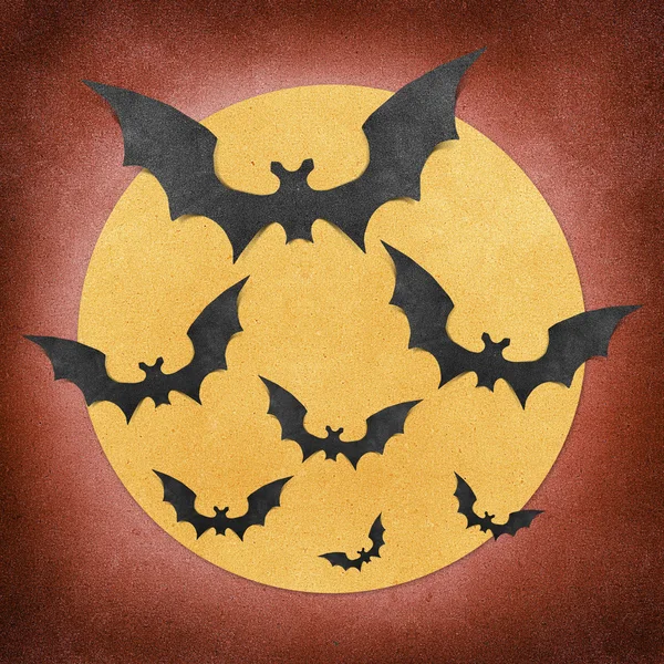 Halloween-Fledermaus und Vollmond recycelten Papercraft Hintergrund — Stockfoto