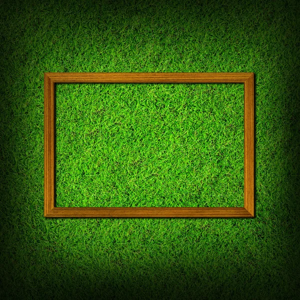 Дерев'яна рамка на фоні зеленого трав'яного поля — стокове фото