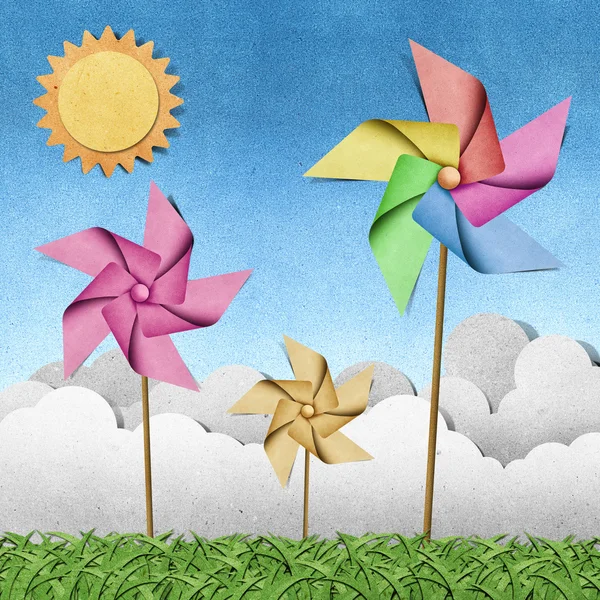 Windmühle auf Gras Recycling-Papier Hintergrund — Stockfoto