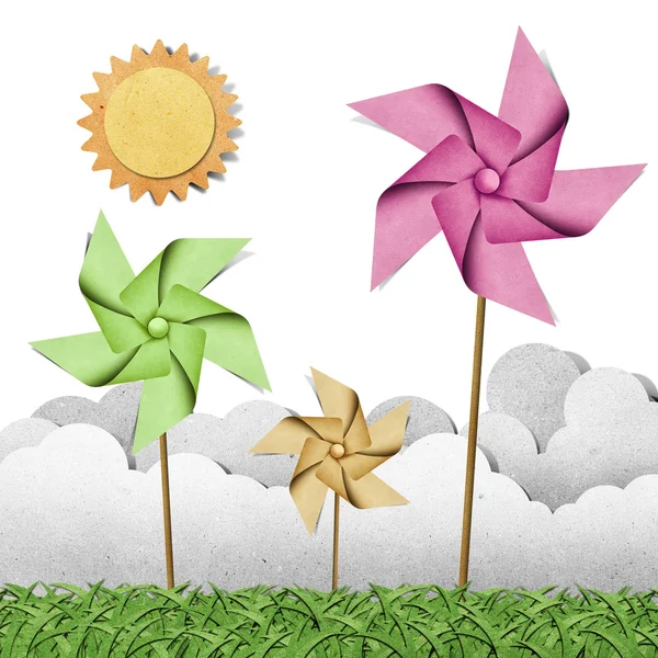 草の上の風車リサイクル ペーパー クラフトの背景 — ストック写真