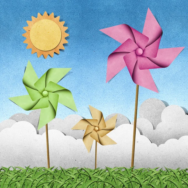 Windmühle auf Gras Recycling-Papier Hintergrund — Stockfoto