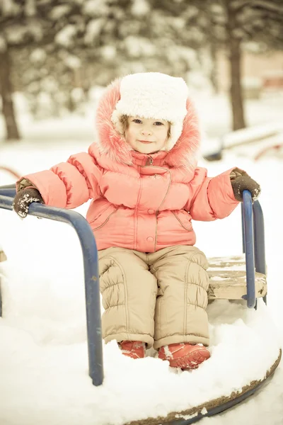 Ребёнок играет на снегу зимой — стоковое фото
