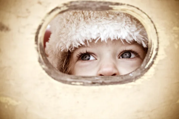 Niño mirar fuera del agujero — Foto de Stock