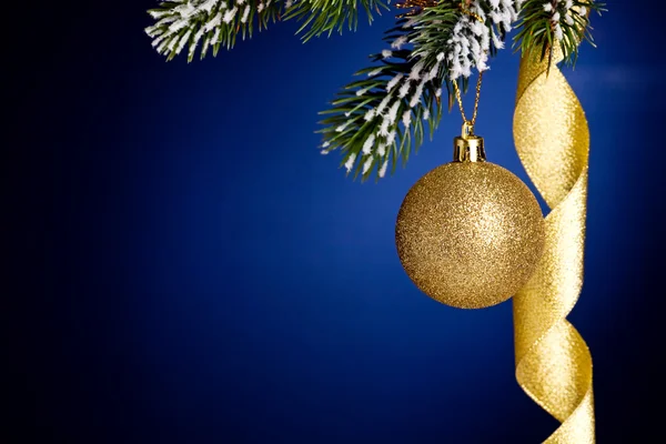 Gold Christmas balls and ribbon — Stockfoto