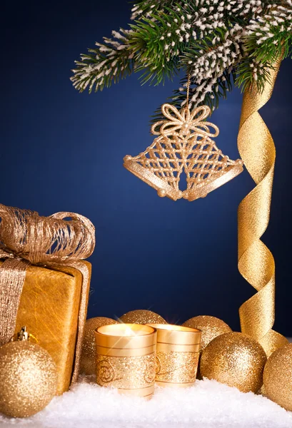 Las decoraciones del árbol de Navidad en la nieve sobre azul — Foto de Stock