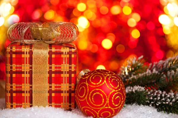 Presente de Natal e decorações na neve — Fotografia de Stock