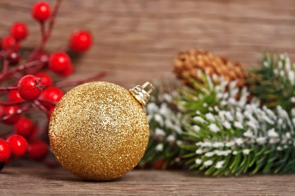木の上のクリスマス ツリーの装飾 — ストック写真