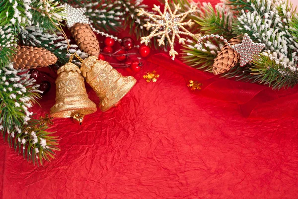 Kerstmis grens van tak en decoraties — Stockfoto