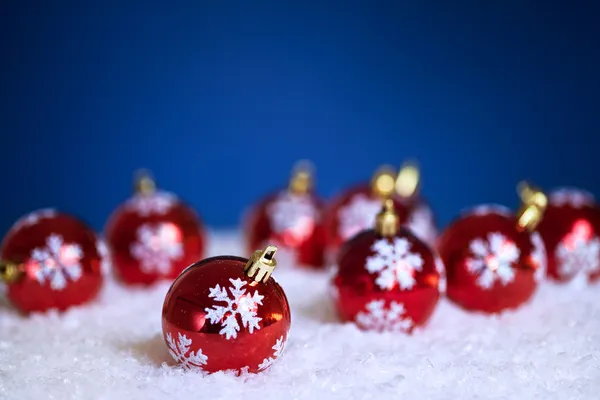 Vánoční koule na sněhu — Stock fotografie