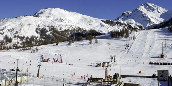 在塞斯特雷皮埃蒙特的滑雪道滑雪意大利 — 图库照片