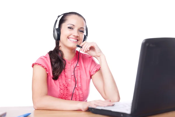 Είναι ευτυχής χαμογελαστό γυναίκα κάθεται στο γραφείο με το ακουστικό — Φωτογραφία Αρχείου