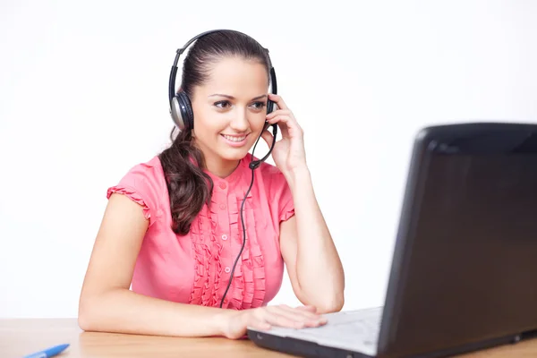 Call center női üzemeltető. fiatal boldog mosolygó nő ül egy — Stock Fotó