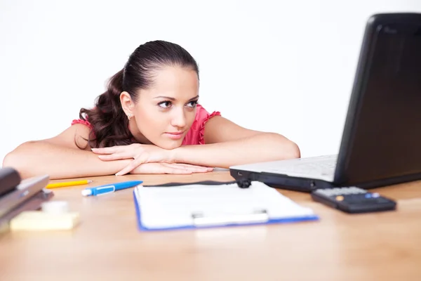 Retrato de relaxado jovem mulher de negócios olhando no laptop — Fotografia de Stock