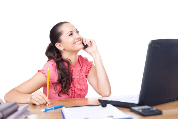 Vacker ung kvinna sitter vid office skrivbord och talar på cell — Stockfoto
