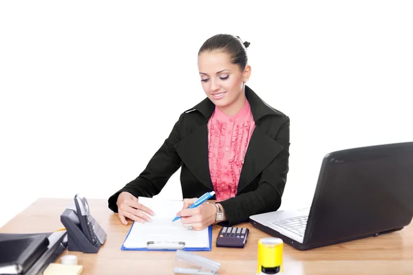 Красивая молодая деловая женщина пишет на планшете на столе — стоковое фото