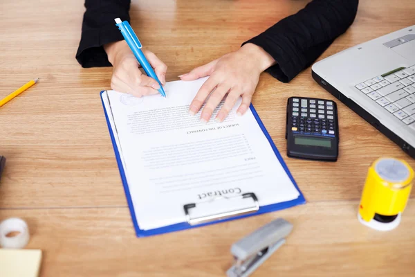 Business woman sign up contract — Stock Photo, Image