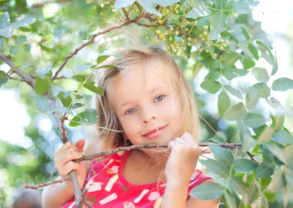 Ritratto della bella bambina bionda sulla natura — Foto Stock