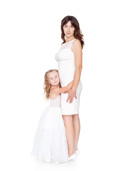 Mãe e filha isoladas em fundo branco — Fotografia de Stock