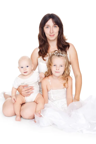 Nuori melko onnellinen äiti lastensa kanssa eristetty valkoinen ba — kuvapankkivalokuva