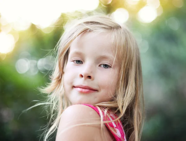 Retrato de la hermosa niña rubia en la naturaleza — Foto de Stock