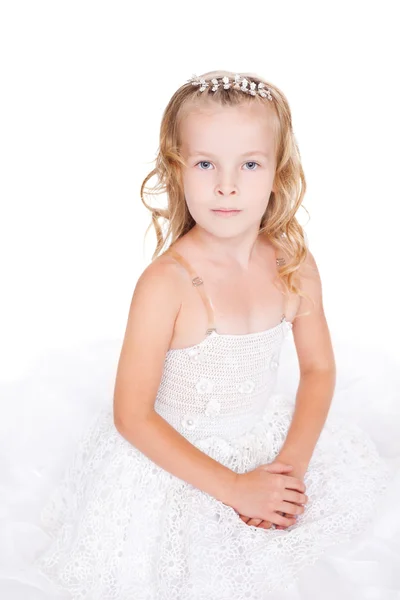 Красива маленька дівчинка в білій сукні ізольована на білому фоні — стокове фото