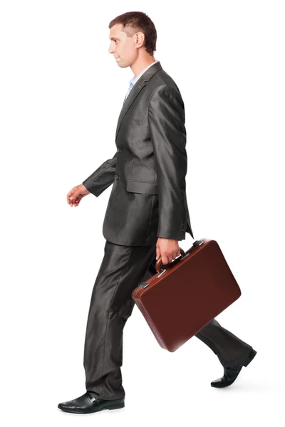 Uomo d'affari con caso a piedi, isolato su sfondo bianco — Foto Stock