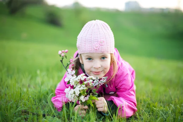 Menina com ramo de flores — Fotografia de Stock