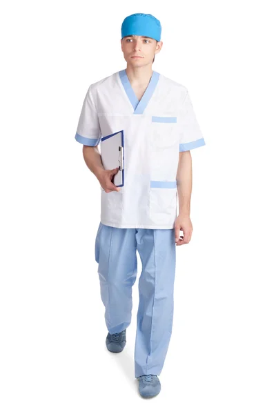 Médico jovem em movimento com uma prancheta de mão isolada — Fotografia de Stock