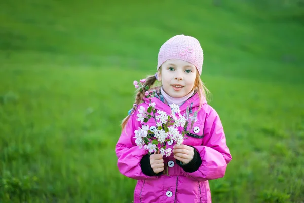 Маленькая девочка с веткой цветов — стоковое фото