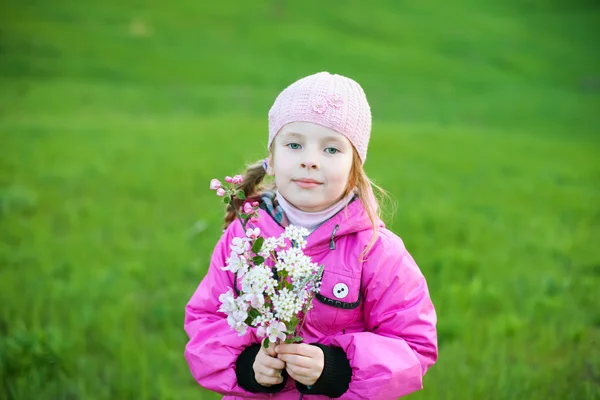 Kislány és virágok ága — Stock Fotó