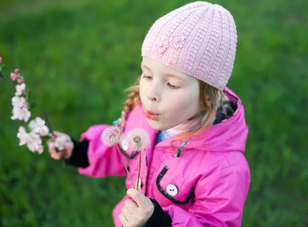 Malá holčička v čepici s Pampeliška na podzim — Stock fotografie