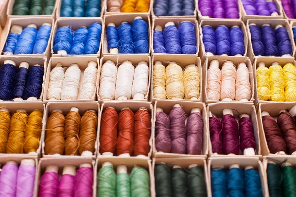 Цветные нити для швейной машины в коробке — стоковое фото