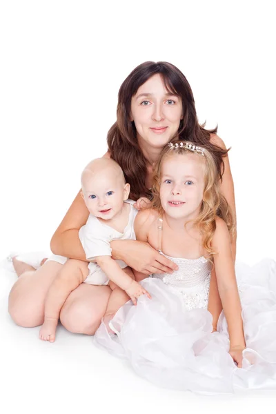 Fiatal szép boldog anya a gyermekei elszigetelt fehér ba — Stock Fotó