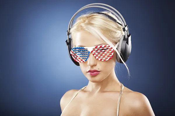 Portrett av blond jente i gullbadetøy og amerikansk inspirert ac – stockfoto
