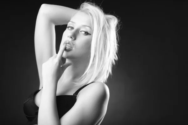 Vacker blond modell poserar — Stockfoto